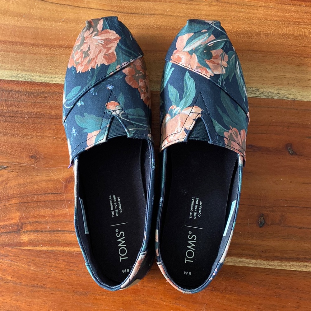 NWOT Toms